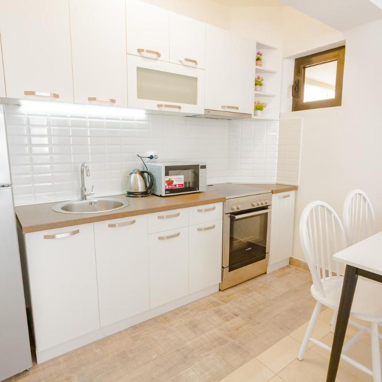 Gregovic Family Apartments - One-Bedroom Apartment with Garden View ( 4 Adults ) - 11