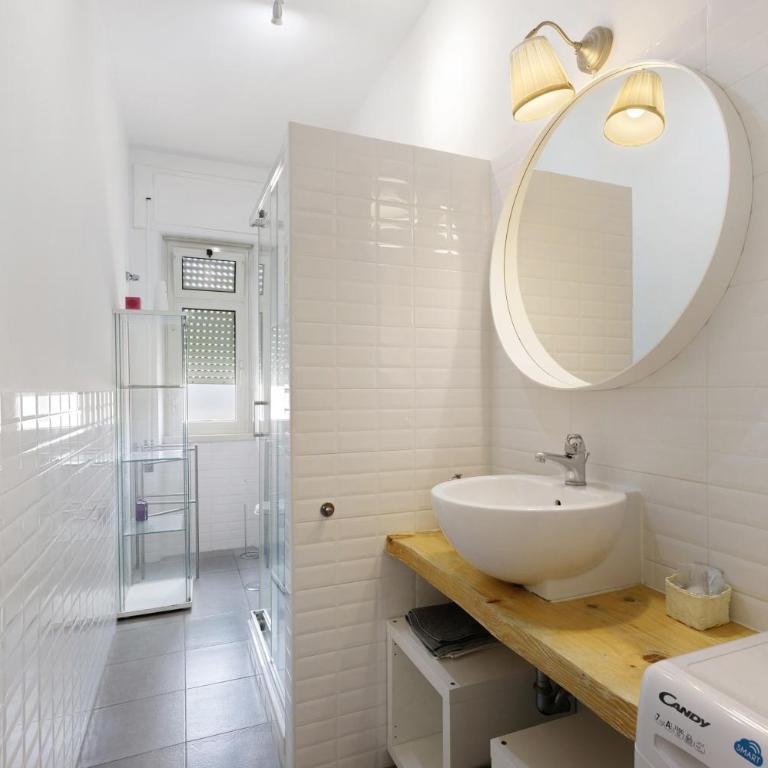 Amy Home - Two-Bedroom Deluxe Apartment with Balcony - 14