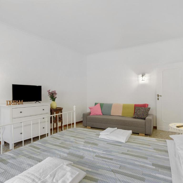 Amy Home - Two-Bedroom Deluxe Apartment with Balcony - 9
