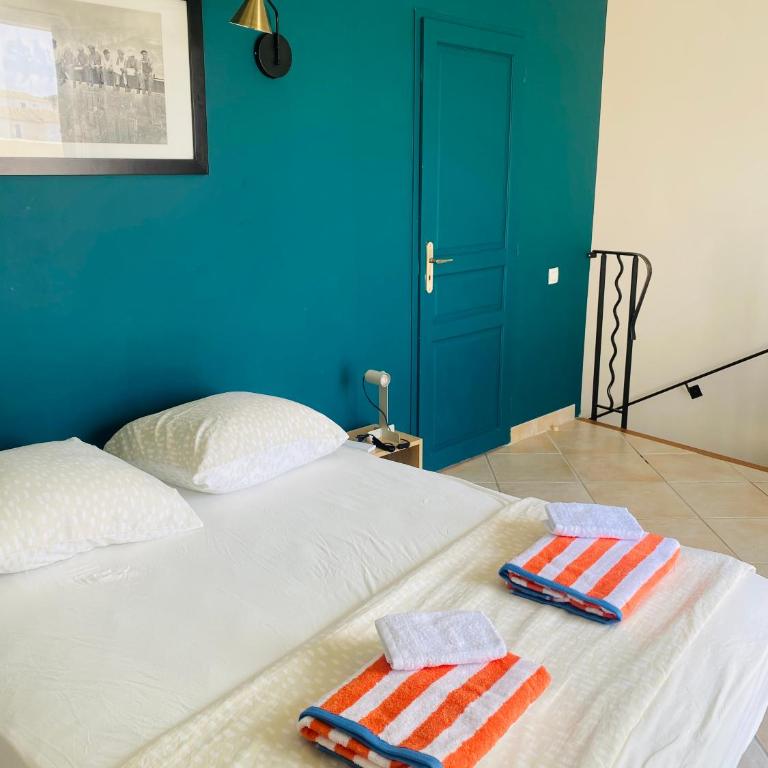 Marina with pool - Three-Bedroom Home - 23