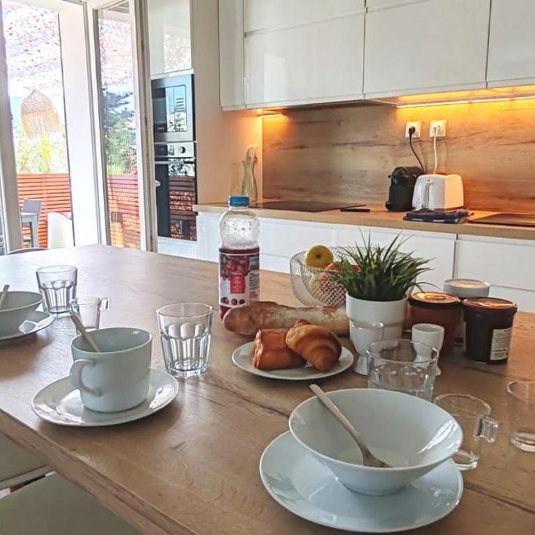 Chez Clement - Haut de villa - climatisé avec terrasse pour 6 - Apartamento - 6