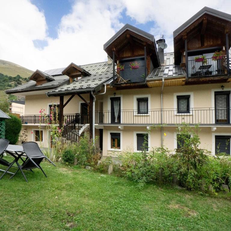 Appartement - Les ecrins 3 - Two-Bedroom Apartment with Mountain View - 2
