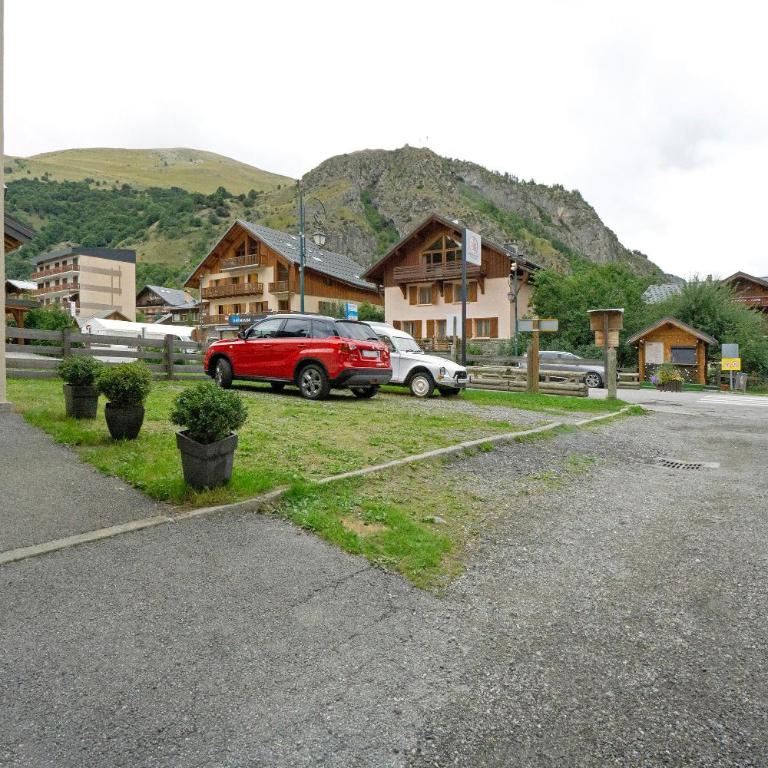 Appartement - Les ecrins 3 - Two-Bedroom Apartment with Mountain View - 10
