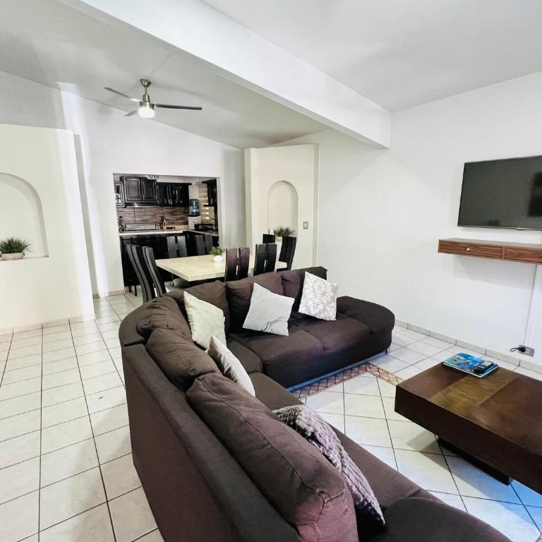 3 Bedrooms Home. Walking distance to the Malecon. - Casa de 3 dormitorios - 1