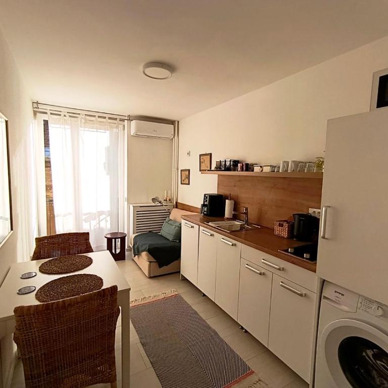 Chic & Comfy Hideaway in the Heart of the City - One-Bedroom Apartment - 80