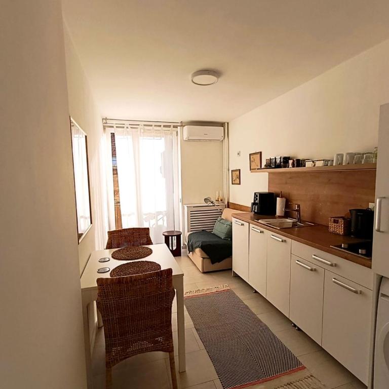Chic & Comfy Hideaway in the Heart of the City - One-Bedroom Apartment - 69