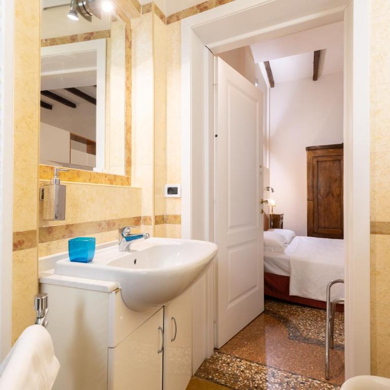 BolognaRoomscom - Santo Stefano Apartments - Apartment with Balcony and Lift - 3