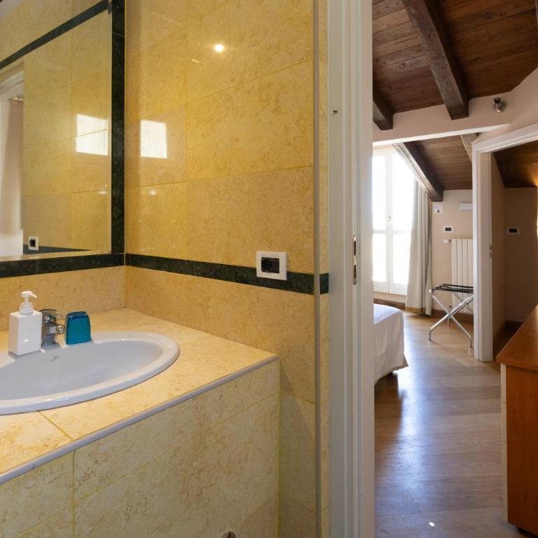 BolognaRoomscom - Santo Stefano Apartments - Attic with Terrace, panoramic view and lift - 12