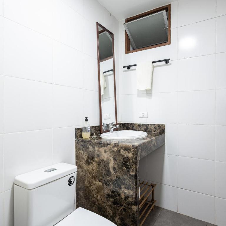 El Templo Surf House - Quadruple Room with Bathroom - 23