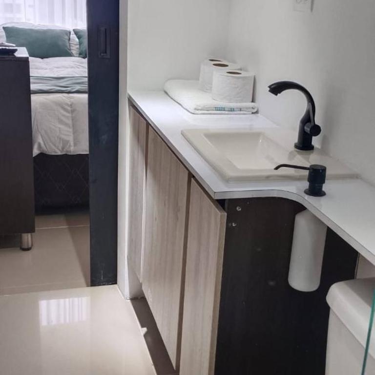 VIP Nomad Nest in New PH with Air C, Kitchen, steps to Metroplus - Apartment - 16