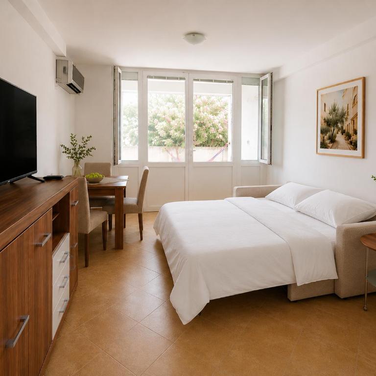Oleander Garden Apartment with Free Parking - One-Bedroom Apartment - 5