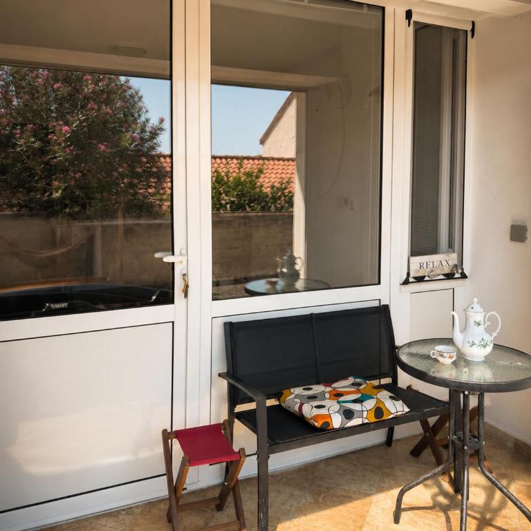 Oleander Garden Apartment with Free Parking - One-Bedroom Apartment - 10