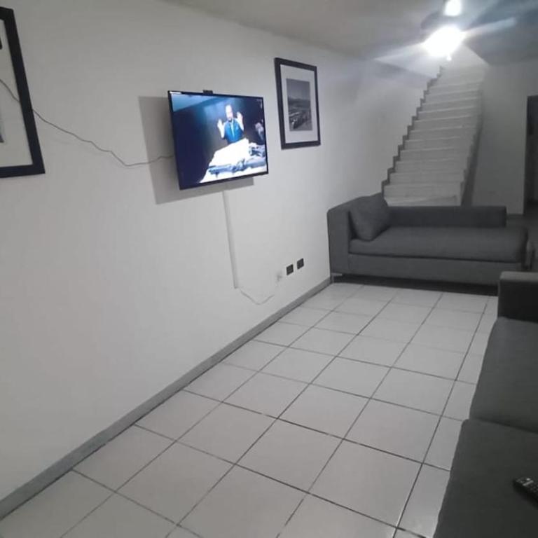 Spacious home near the airport - Casa con 1 dormitorio - 1