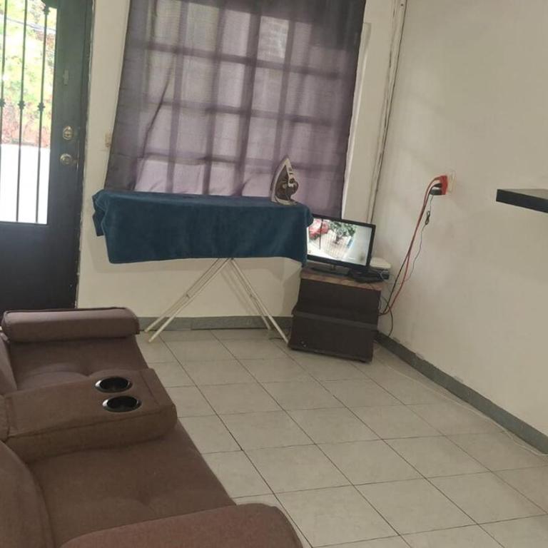 Spacious home near the airport - Casa con 1 dormitorio - 2