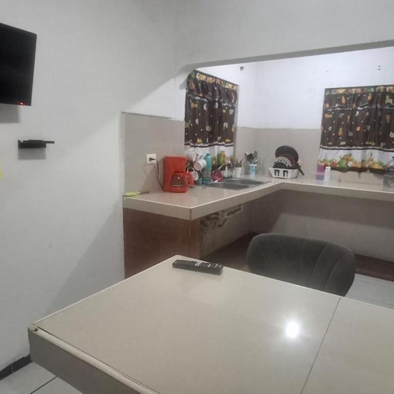 Spacious home near the airport - Casa con 1 dormitorio - 4