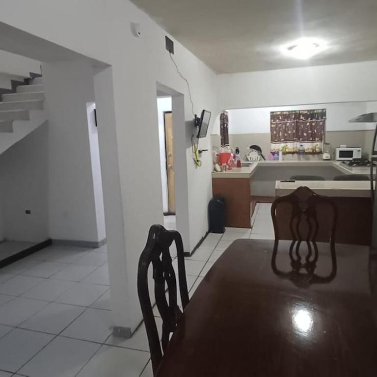 Spacious home near the airport - Casa con 1 dormitorio - 8