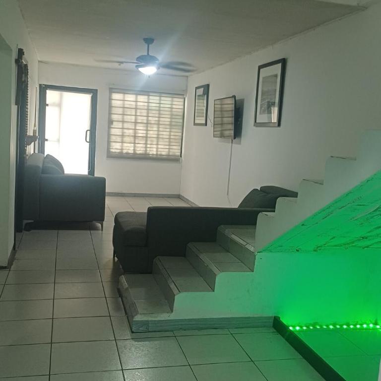 Spacious home near the airport - Casa con 1 dormitorio - 15