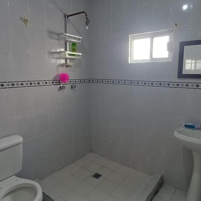 Spacious home near the airport - Casa con 1 dormitorio - 18