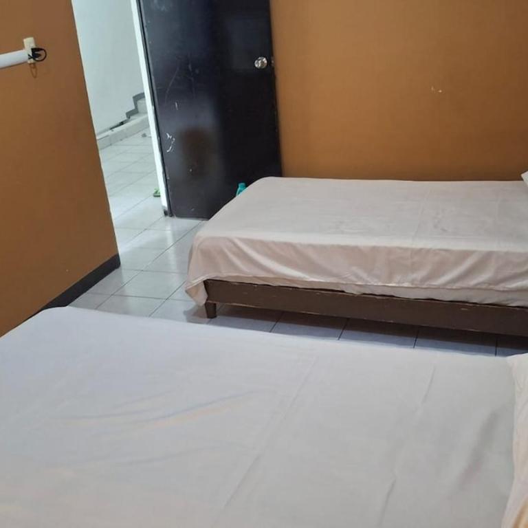 Spacious home near the airport - Casa con 1 dormitorio - 20