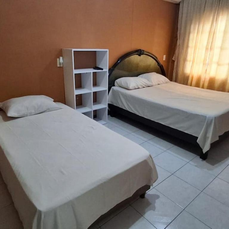 Spacious home near the airport - Casa con 1 dormitorio - 21