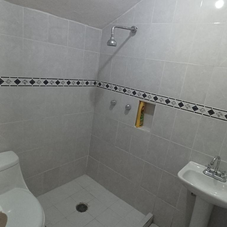 Spacious home near the airport - Casa con 1 dormitorio - 23