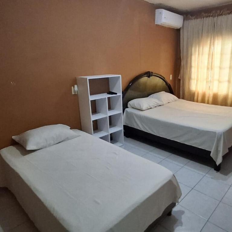 Spacious home near the airport - Casa con 1 dormitorio - 24