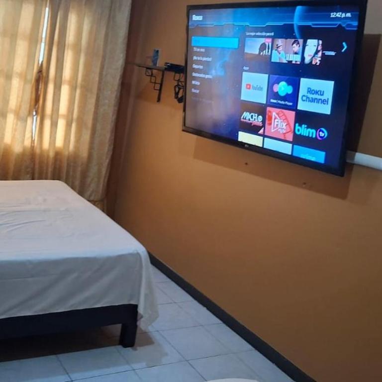 Spacious home near the airport - Casa con 1 dormitorio - 26