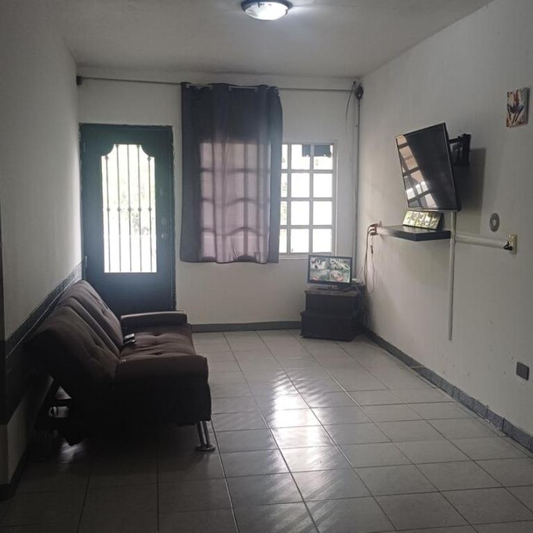 Spacious home near the airport - Casa con 1 dormitorio - 32