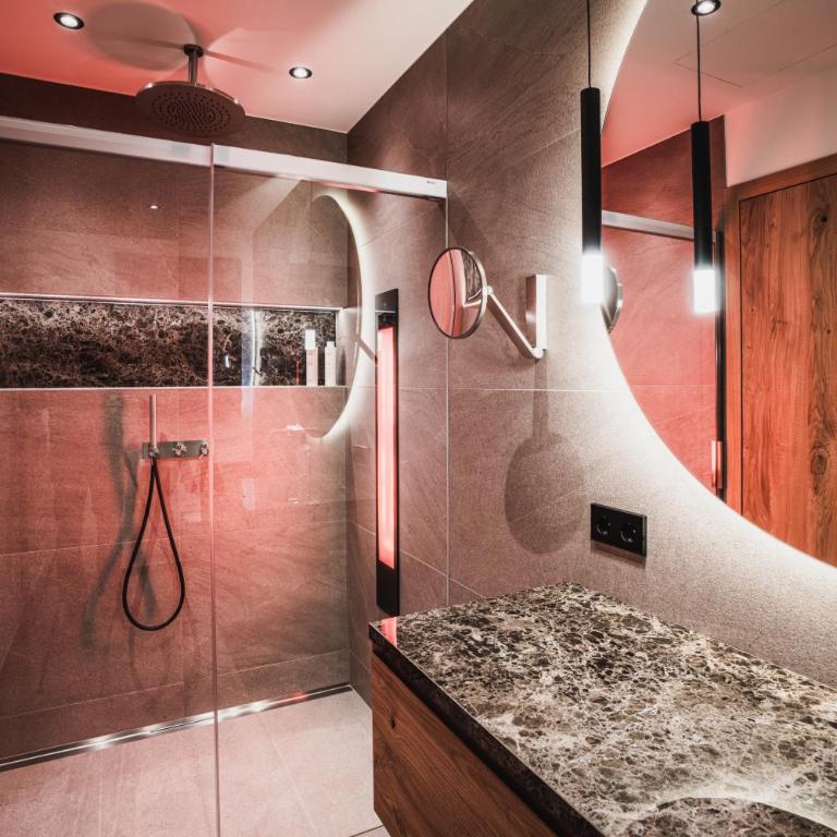Chalet am Wetterkreuz - Luxus mit Sauna & Whirlpool in Reit im Winkl - Doppelzimmer mit Parkblick - 2