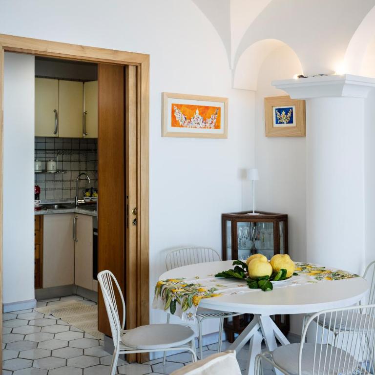 Flower Power Apartment - Overlooking Positano - for 6 guests with parking, terrace and seaview - 2 bathrooms and 3 bedrooms - Appartamento - 48