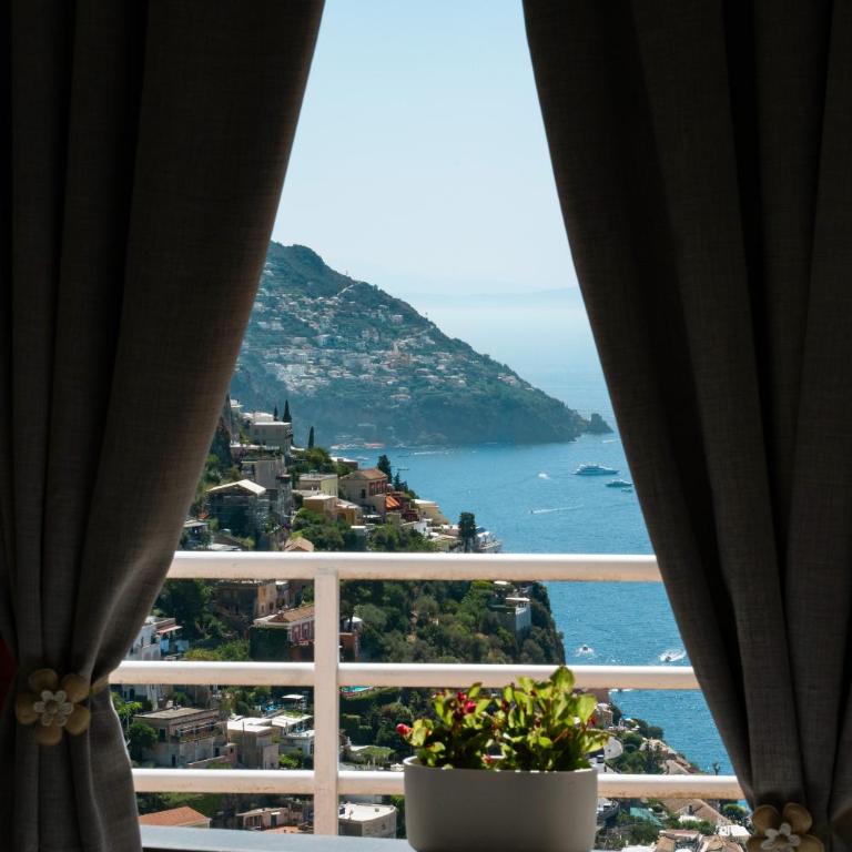 Flower Power Apartment - Overlooking Positano - for 6 guests with parking, terrace and seaview - 2 bathrooms and 3 bedrooms - Appartamento - 12
