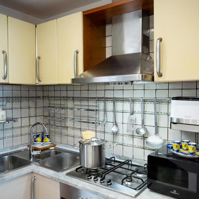 Flower Power Apartment - Overlooking Positano - for 6 guests with parking, terrace and seaview - 2 bathrooms and 3 bedrooms - Appartamento - 53