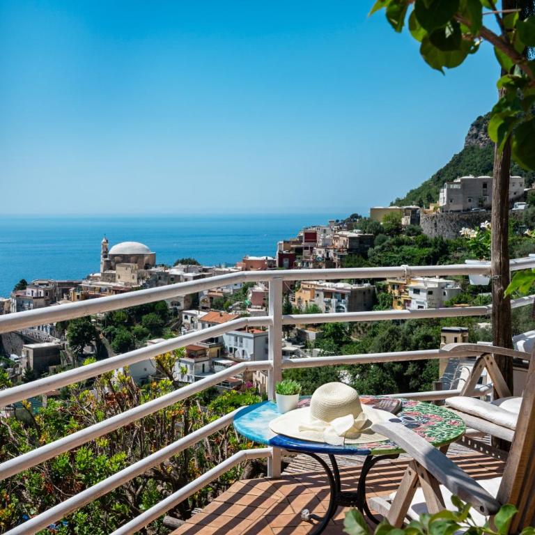 Flower Power Apartment - Overlooking Positano - for 6 guests with parking, terrace and seaview - 2 bathrooms and 3 bedrooms - Appartamento - 46