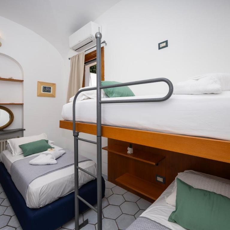 Flower Power Apartment - Overlooking Positano - for 6 guests with parking, terrace and seaview - 2 bathrooms and 3 bedrooms - Appartamento - 34