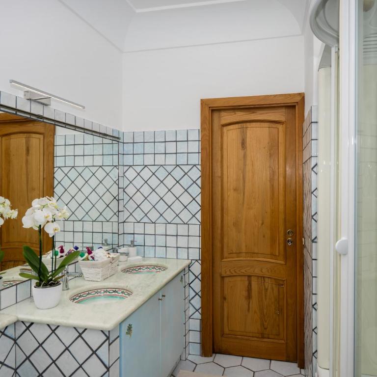 Flower Power Apartment - Overlooking Positano - for 6 guests with parking, terrace and seaview - 2 bathrooms and 3 bedrooms - Appartamento - 59
