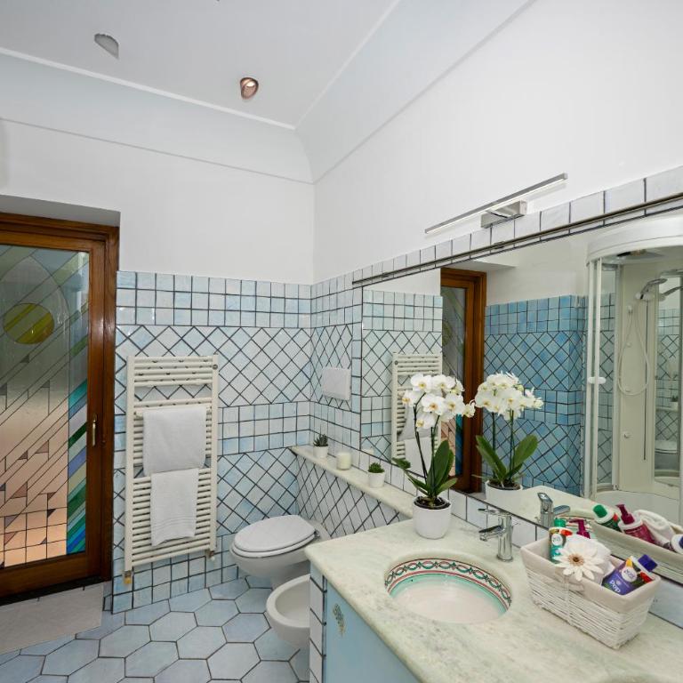 Flower Power Apartment - Overlooking Positano - for 6 guests with parking, terrace and seaview - 2 bathrooms and 3 bedrooms - Appartamento - 65