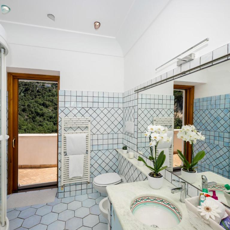 Flower Power Apartment - Overlooking Positano - for 6 guests with parking, terrace and seaview - 2 bathrooms and 3 bedrooms - Appartamento - 63