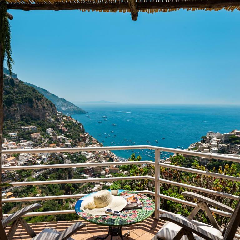 Flower Power Apartment - Overlooking Positano - for 6 guests with parking, terrace and seaview - 2 bathrooms and 3 bedrooms - Appartamento - 5