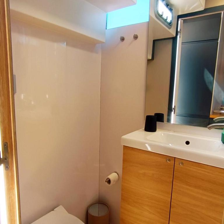 Barco Different Charter - Experiencia Única en el Puerto Deportivo de Vigo - Casa Móvil - 24