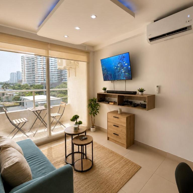 Coral Bay Apartment, Pool, Wifi & Beach - Three-Bedroom Apartment with Balcony - 2