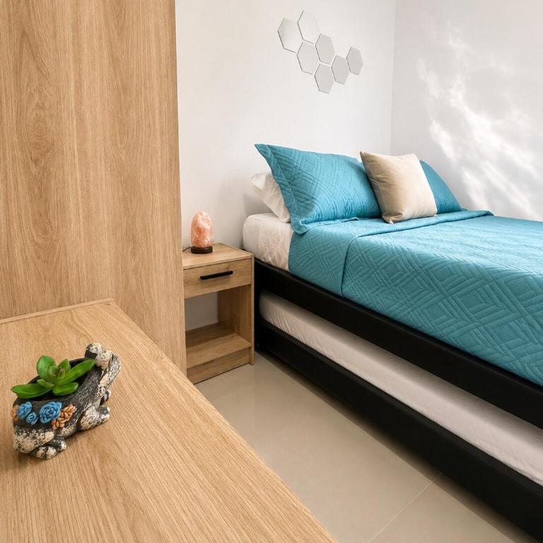 Coral Bay Apartment, Pool, Wifi & Beach - Three-Bedroom Apartment with Balcony - 4