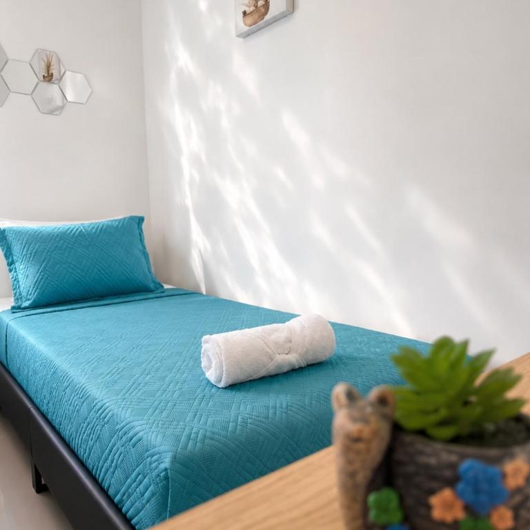 Coral Bay Apartment, Pool, Wifi & Beach - Three-Bedroom Apartment with Balcony - 7