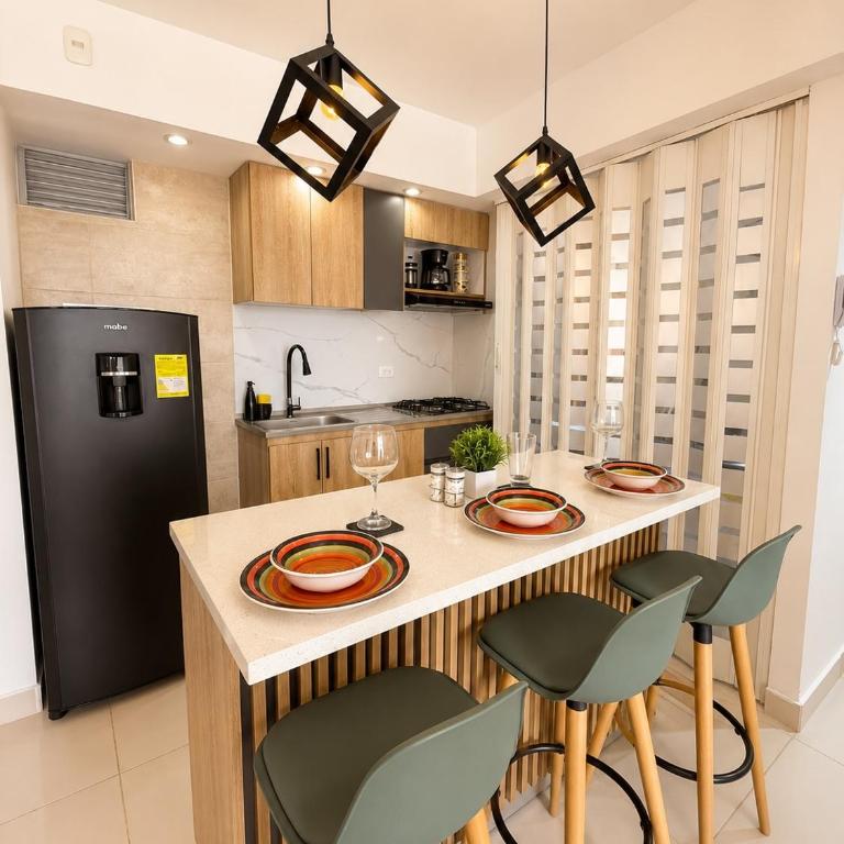 Coral Bay Apartment, Pool, Wifi & Beach - Three-Bedroom Apartment with Balcony - 8