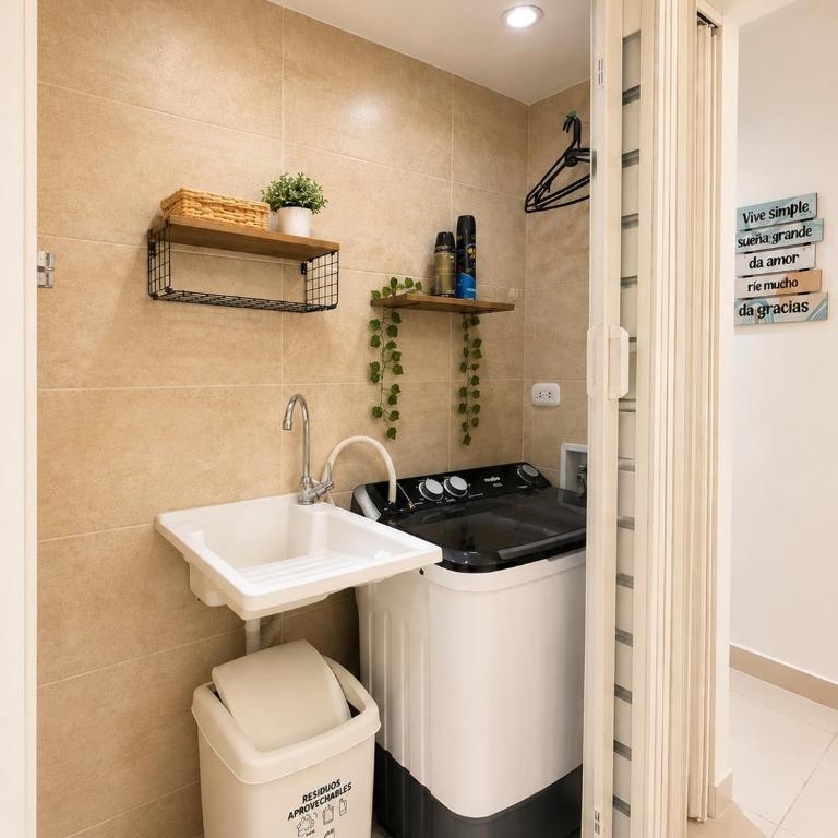 Coral Bay Apartment, Pool, Wifi & Beach - Three-Bedroom Apartment with Balcony - 9