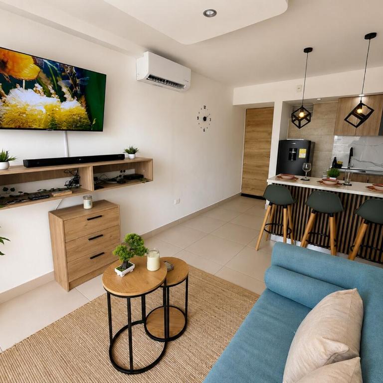 Coral Bay Apartment, Pool, Wifi & Beach - Three-Bedroom Apartment with Balcony - 10