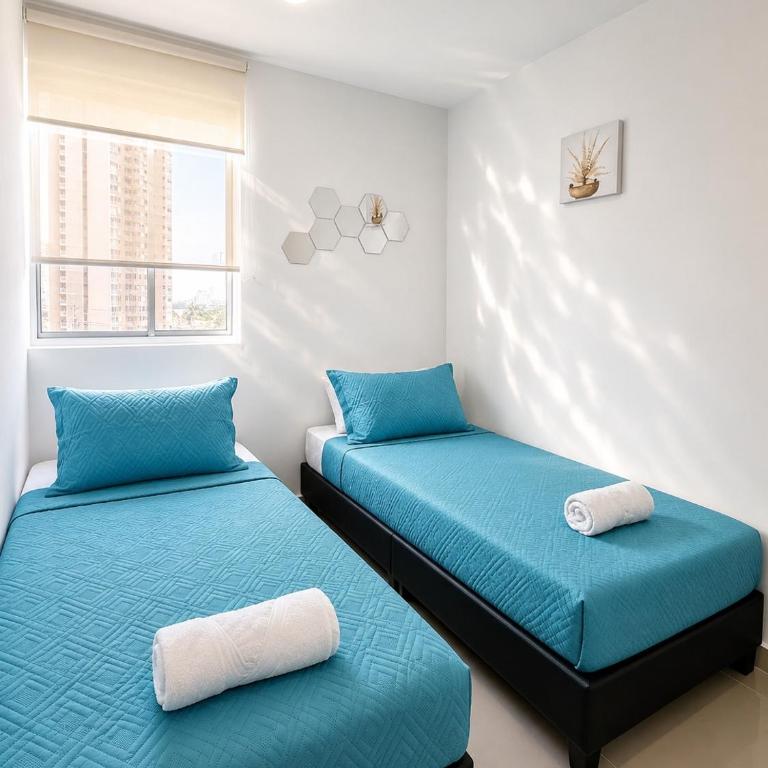 Coral Bay Apartment, Pool, Wifi & Beach - Three-Bedroom Apartment with Balcony - 14