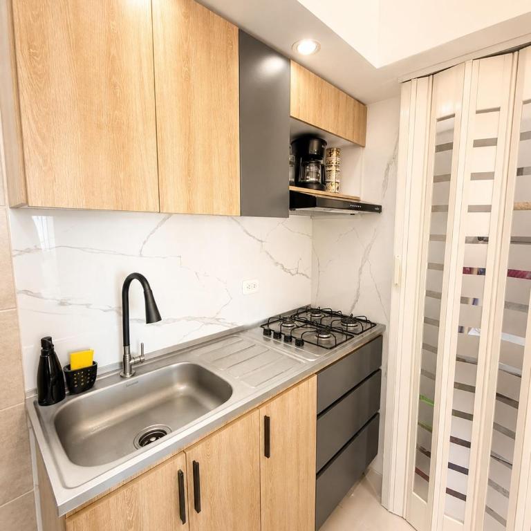 Coral Bay Apartment, Pool, Wifi & Beach - Three-Bedroom Apartment with Balcony - 25