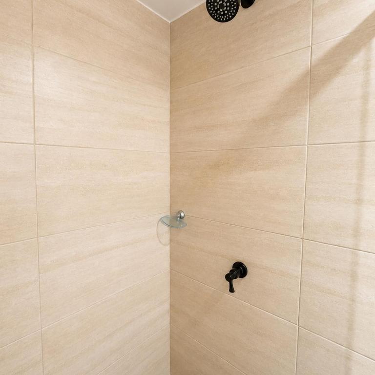 Coral Bay Apartment, Pool, Wifi & Beach - Three-Bedroom Apartment with Balcony - 29