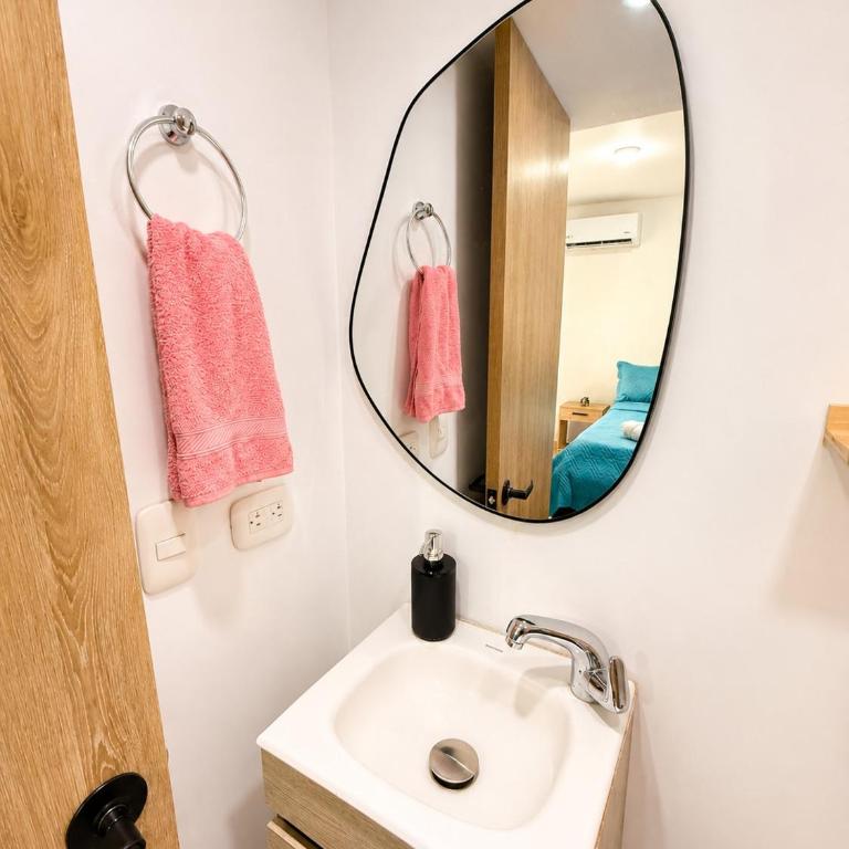 Coral Bay Apartment, Pool, Wifi & Beach - Three-Bedroom Apartment with Balcony - 32