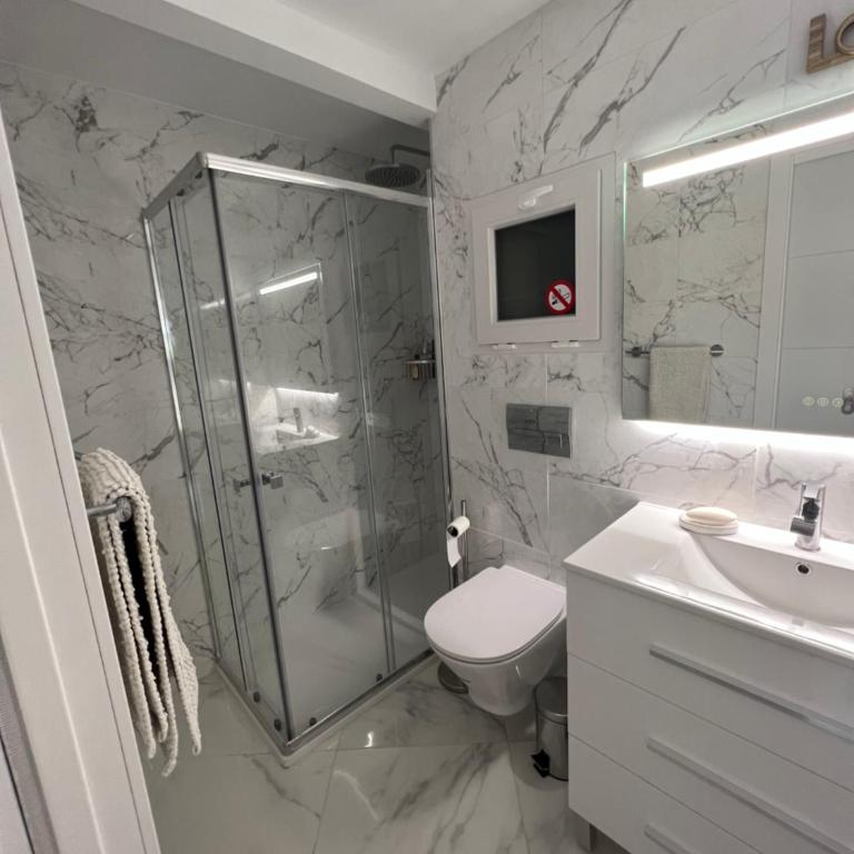 BENILOVE2 -appartement traversant et lumineux à LEVANTE Parking gratuit - One-Bedroom Apartment with Terrace - 24